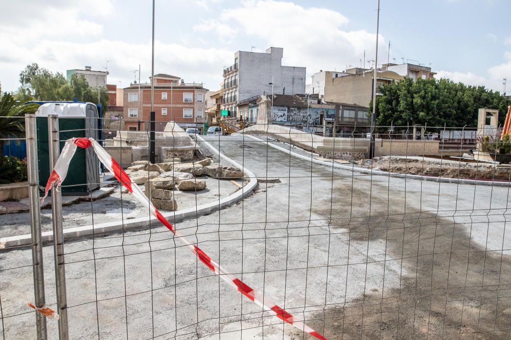 Las obras de restauración del conjunto hidráulico del puente de Carlos III están paralizadas desde hace semanas. El Ayuntamiento amplió el plazo de terminaci pero parece que ahora va a rescindir el co