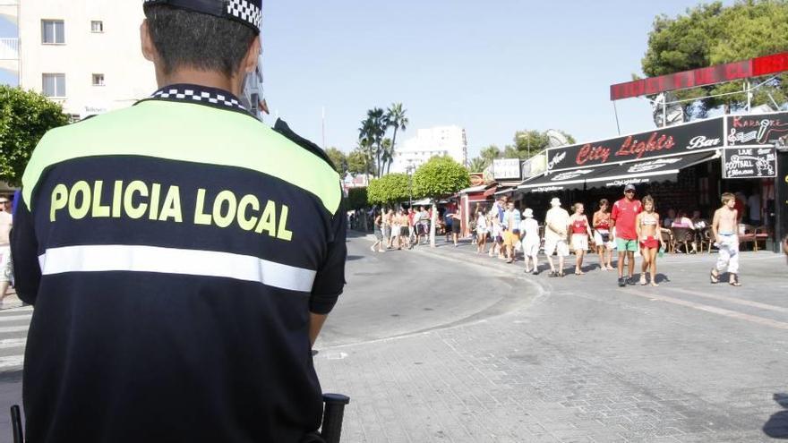 Un policía local de Calvià, de patrulla en la localidad turística de Magaluf.