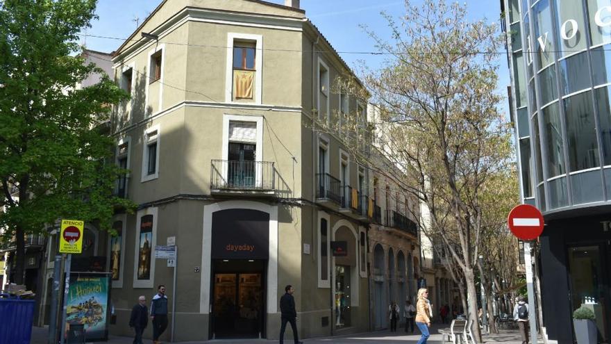 La casa que anirà a terra queda davant per davant de la botiga Tous.