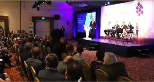 El vídeo mostra com un accionista de l’empresa piropeja Marissa Mayer durant una reunió.