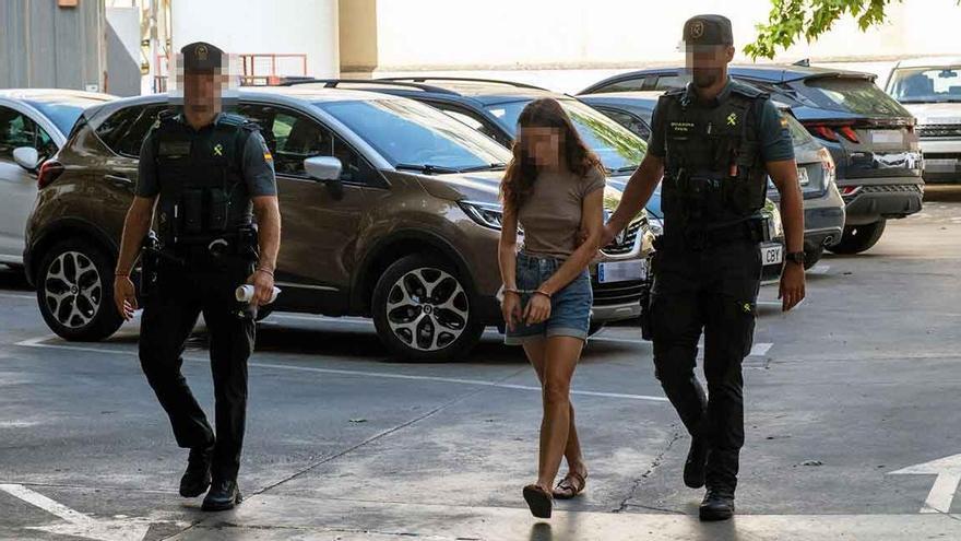 Las dos activistas acusadas de causar daños en cinco inmobiliarias de Mallorca pasan a disposición judicial