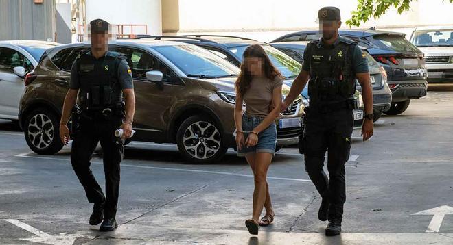 El juez limita a un delito de daños la acusación contra las activistas detenidas en Baleares