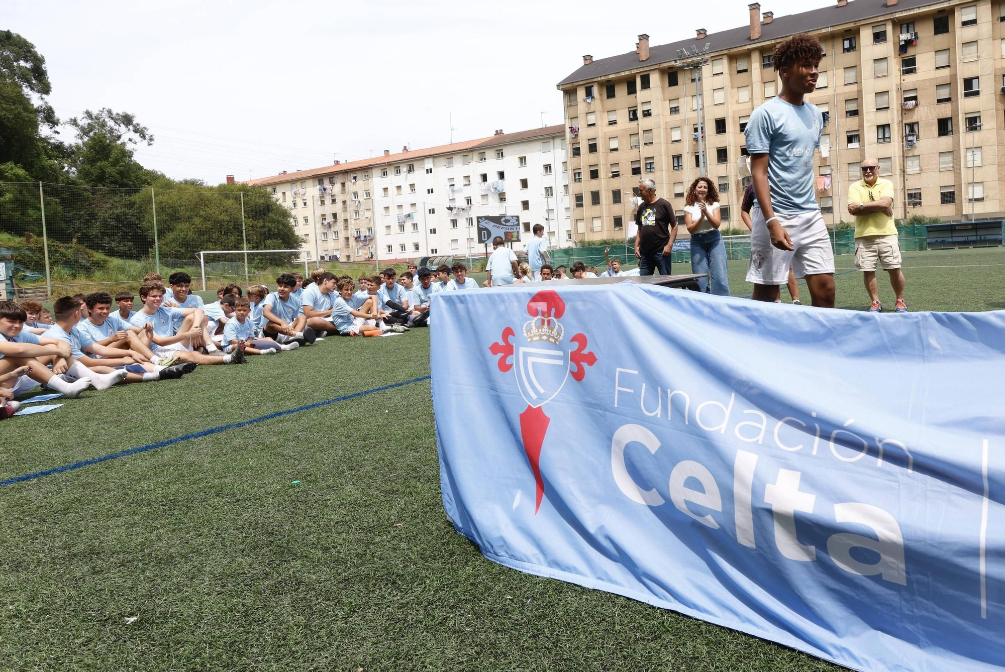 EN IMÁGENES: El campus del Celta de Vigo con los niños del Raíces, en Castrillón