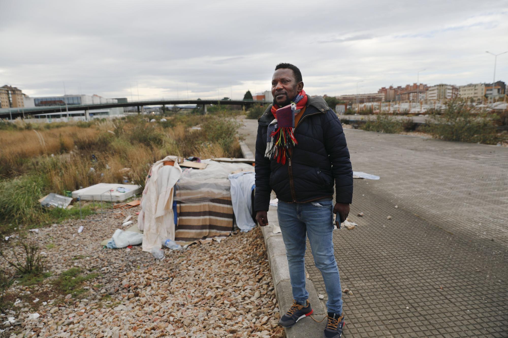 En imágenes: los terrenos del plan de vías de Gijón se llenan de chabolas