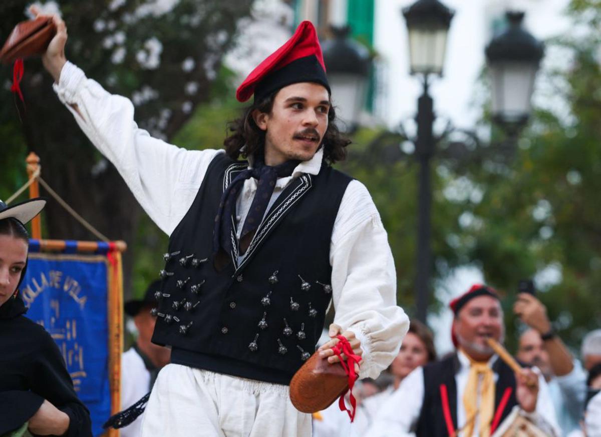 El sonido de las ‘castanyoles’ llamó la atención de los viandantes.