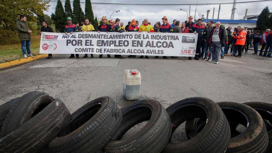 Concentración de trabajadores delantre de la fábrica.