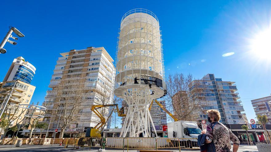 El &quot;tecnohito&quot; de Benidorm coge color con el montaje de las primeras pantallas led