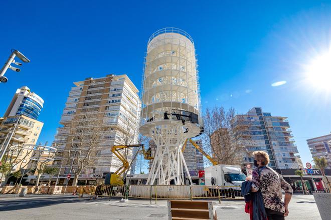 El "tecnohito" de Benidorm coge color con el montaje de las primeras pantallas led