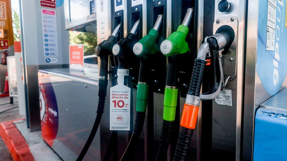 Mangueras de una gasolinera.