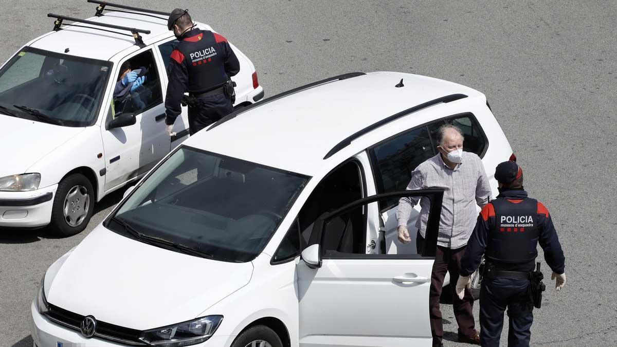 Los Mossos detienen a 23 personas y sancionan a 2.136 por incumplir el confinamiento en las últimas 24 horas. En la foto, un control de los Mossos en la plaza Cerdà de Barcelona.