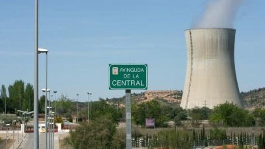 Vista de la torre de refrigeración de la Central Nuclear de Ascó, en Tarragona.