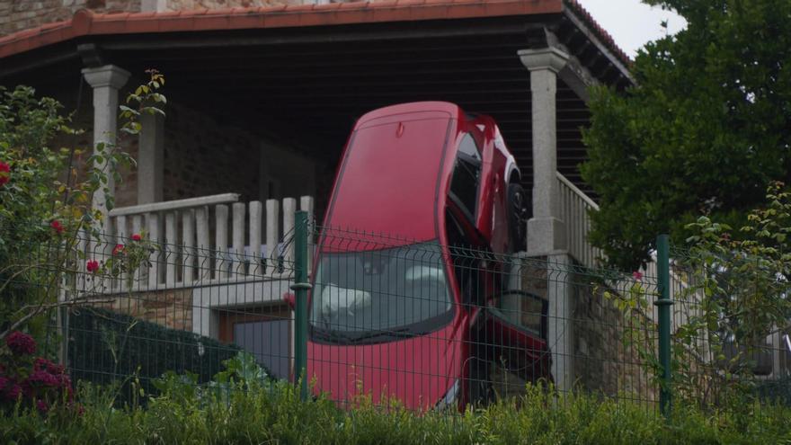 Pierde el control del vehículo y cae por un balcón en Oleiros