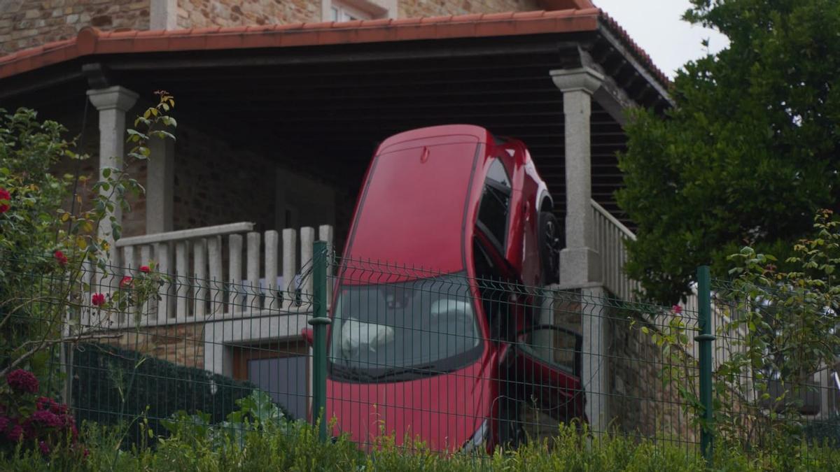 Pierde el control del vehículo y cae por un balcón en Oleiros