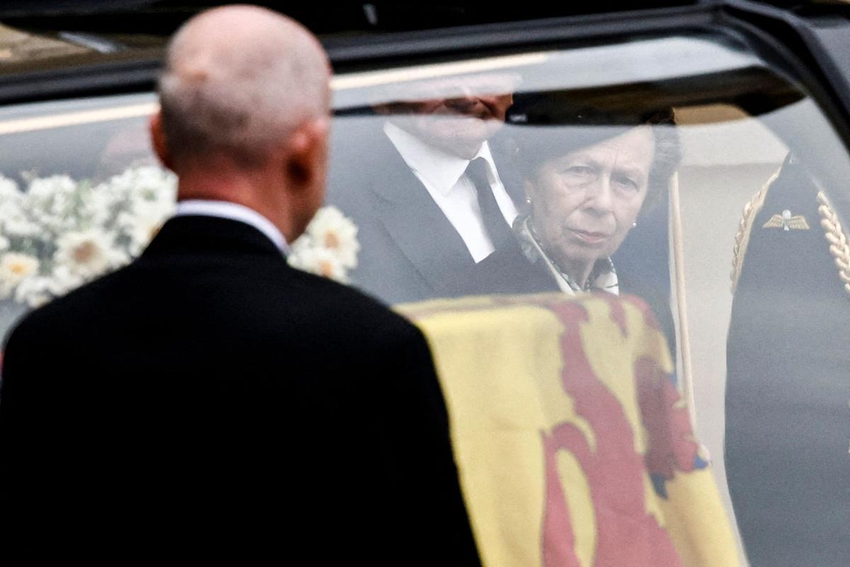 La Princesa Ana de Gran Bretaña, mira hacia el féretro de la difunta Reina Isabel II, cubierto con el Estandarte Real de Escocia, después de llegar al Palacio de Holyroodhouse, Edimburgo 11 de septiembre de 2022.