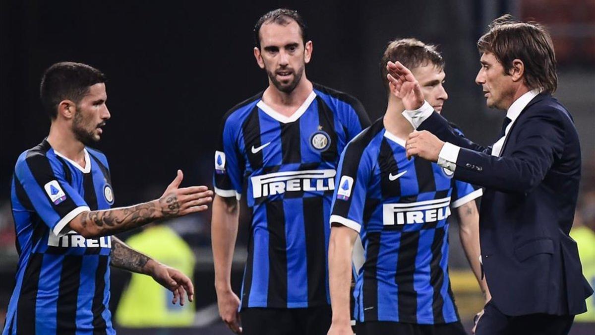 Antonio Conte felicita a sus pupilos tras ganar a la Lazio