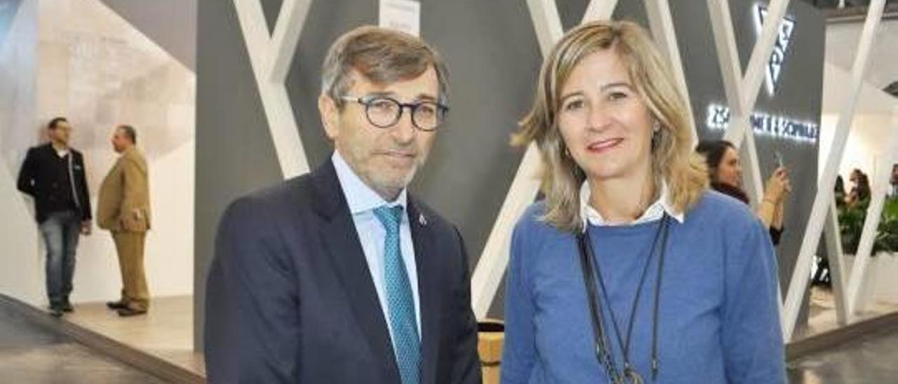 La directora de Cevisama, Carmen Álvarez, con el consejero delegado de Vidres y presidente de Anffecc, Joaquín Font de Mora.