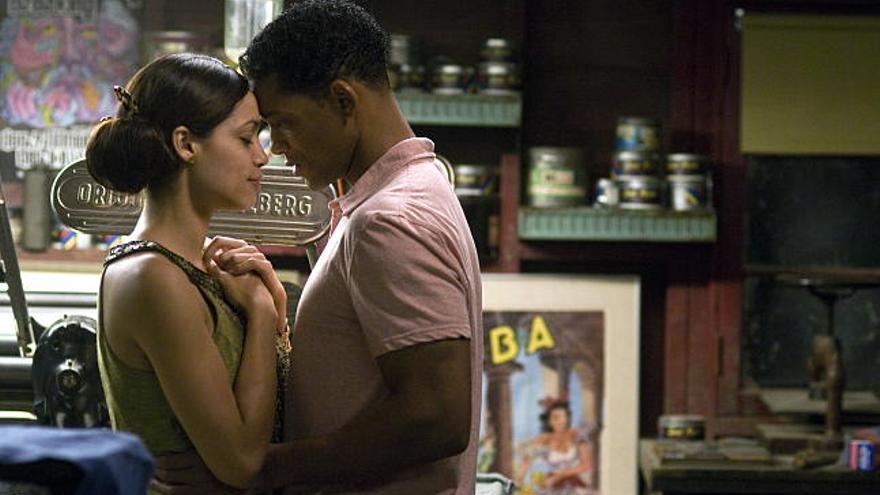 Una de las almas protegidas de Ben es Emily Posa (Rosario Dawson).