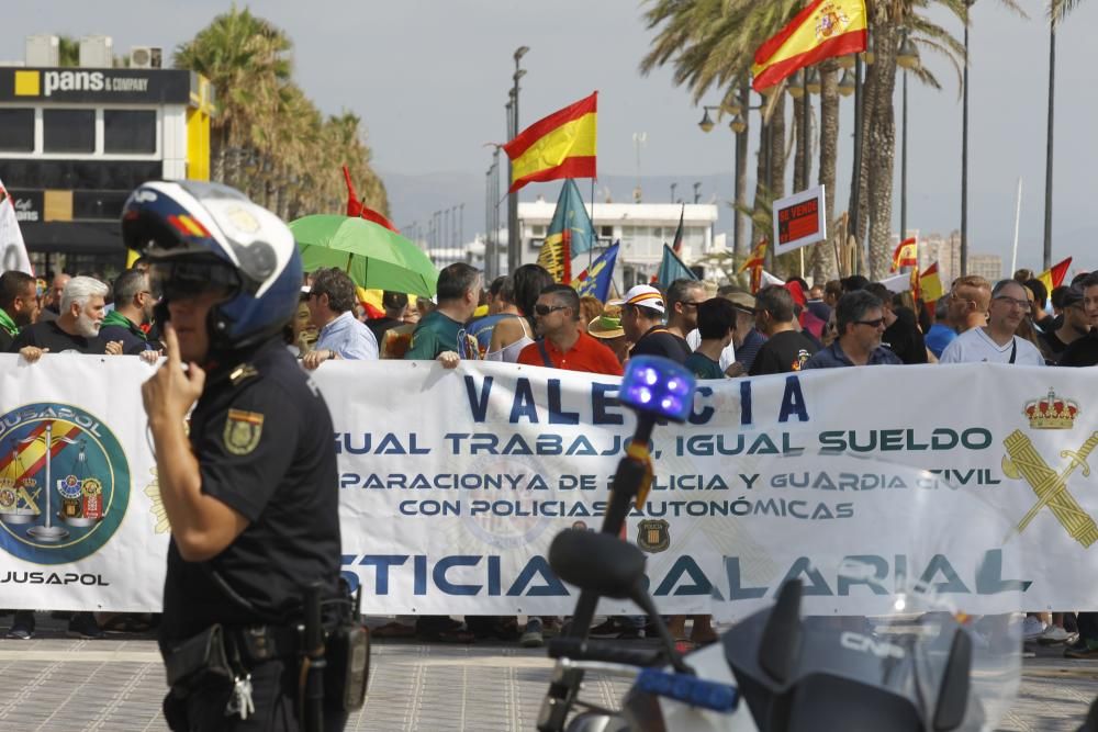 Protesta de Policías y guardias civiles en València