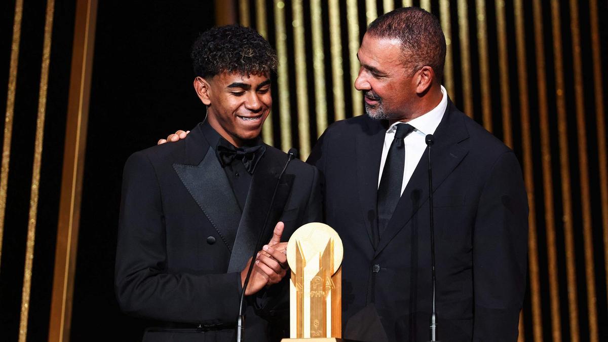 Lamine Yamal y Ruud Gullit, ganador del Balón de Oro en 1987.