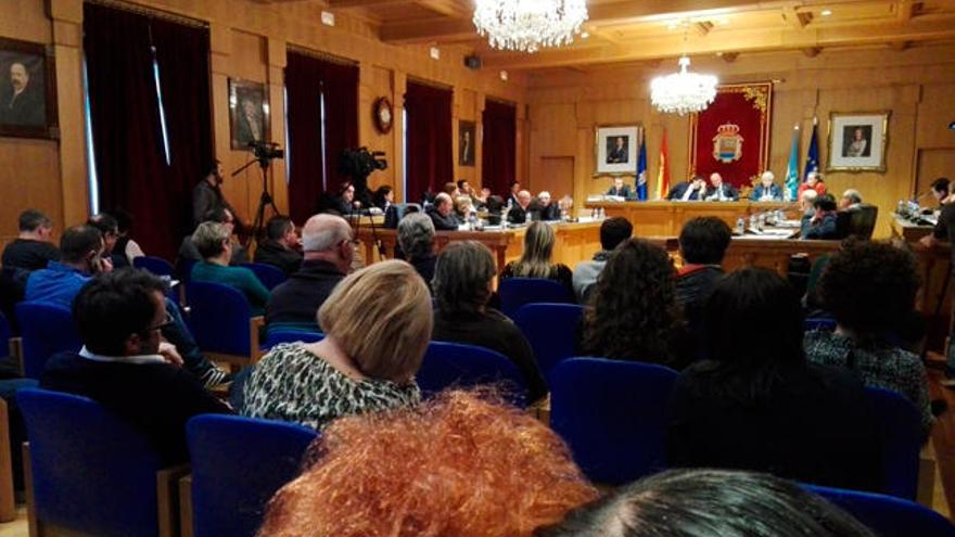 El salón de plenos lleno de público, esta mañana. // S.F.