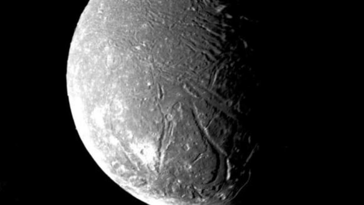 Imagen de Ariel, la luna de Urano, tomada por la cámara de ángulo estrecho de la Voyager 2, el 24 de enero de 1986.