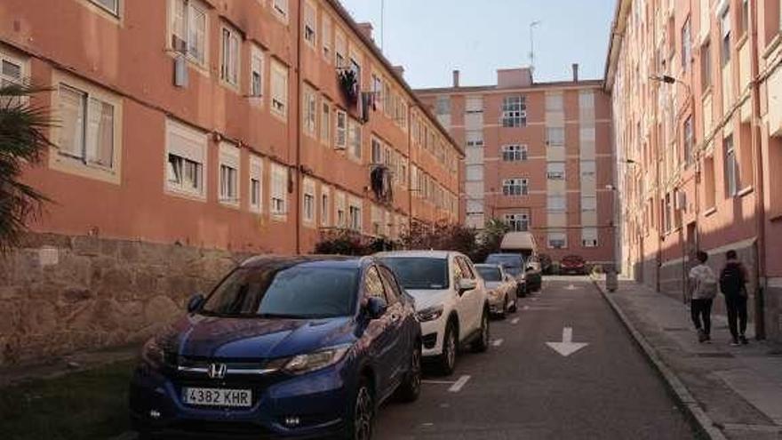 Vehículos aparcados en el barrio de Nazaret. // Santos Álvarez