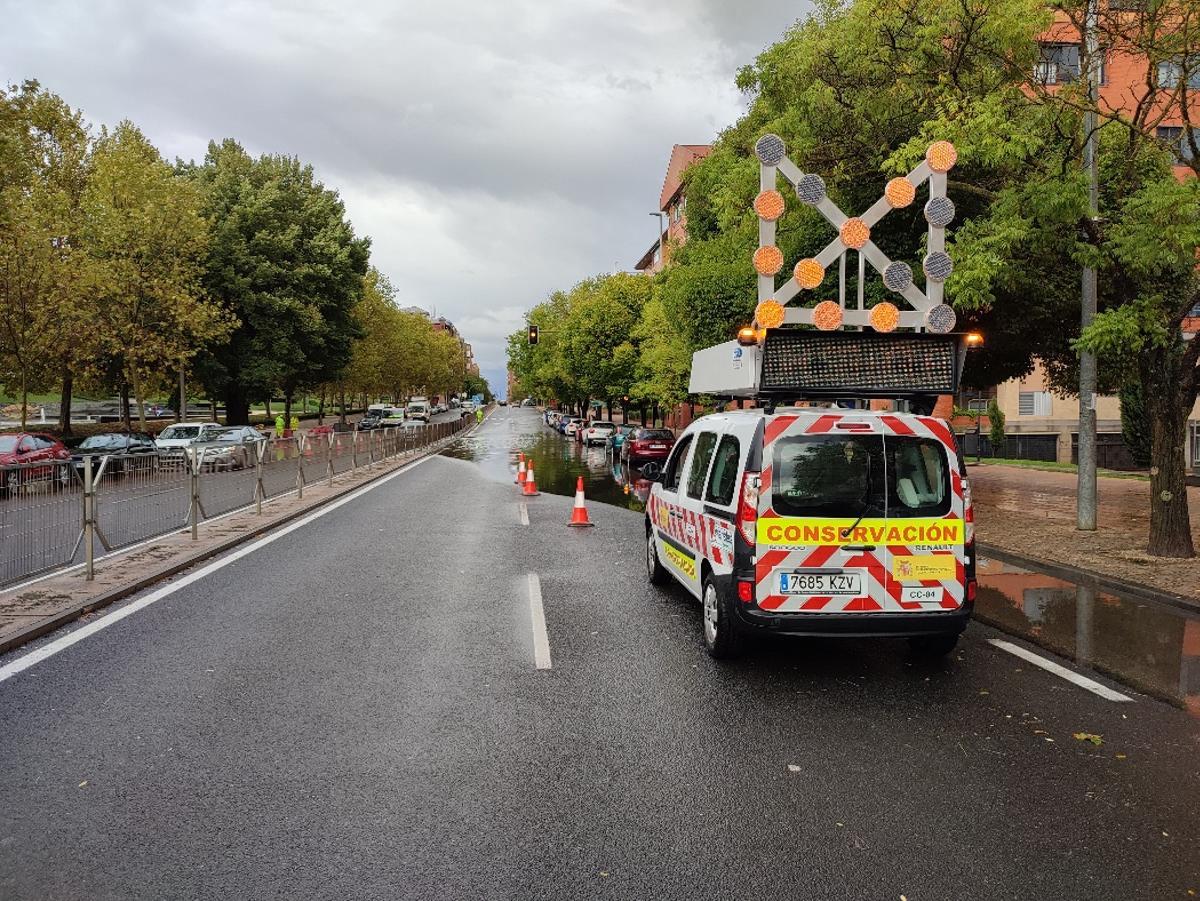 Una señalización de incidencia en la calzada de la N-521, en la avenida de Alemania de Cáceres.