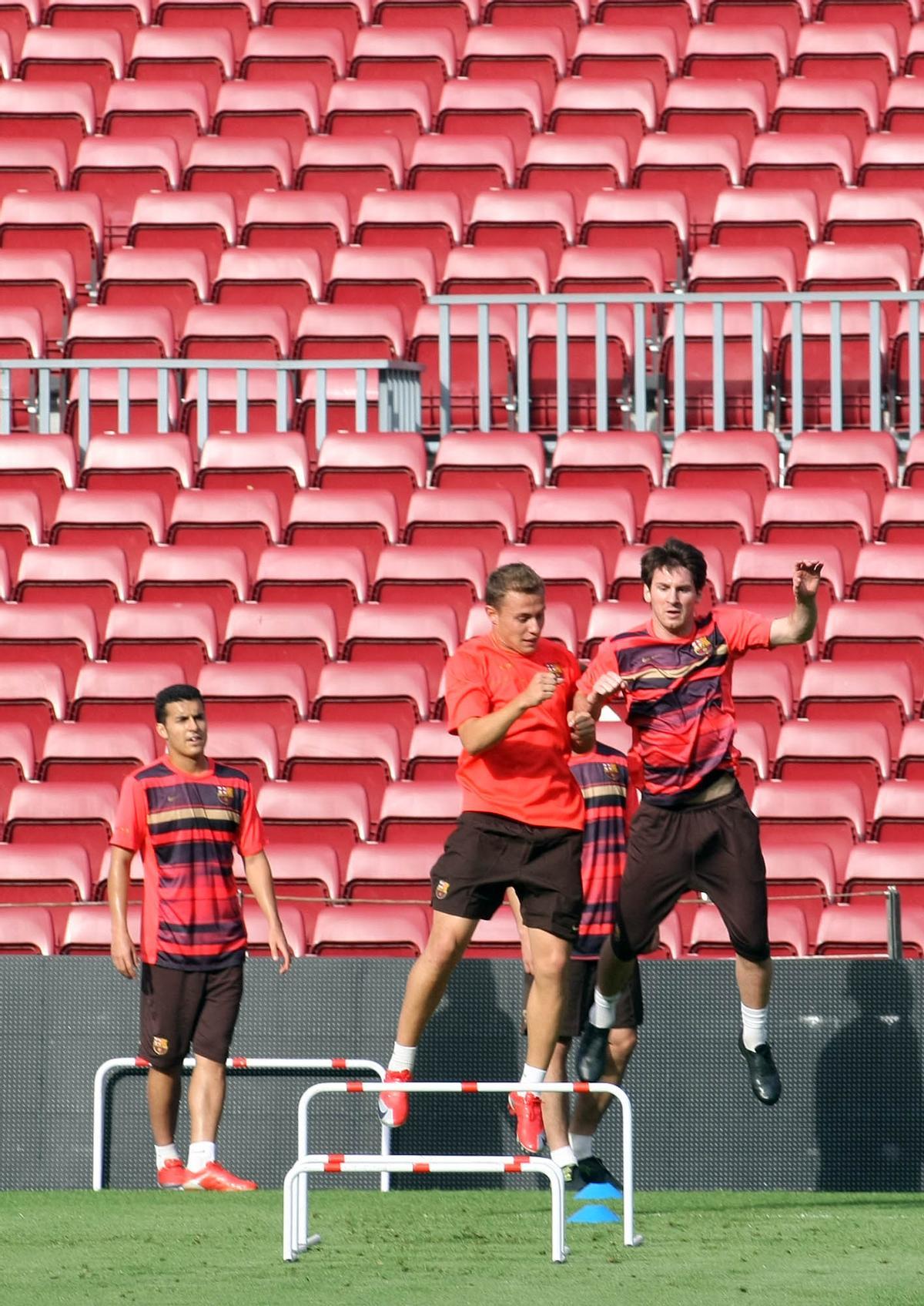 Abraham González, disputando un balón con Messi en un entrenamiento