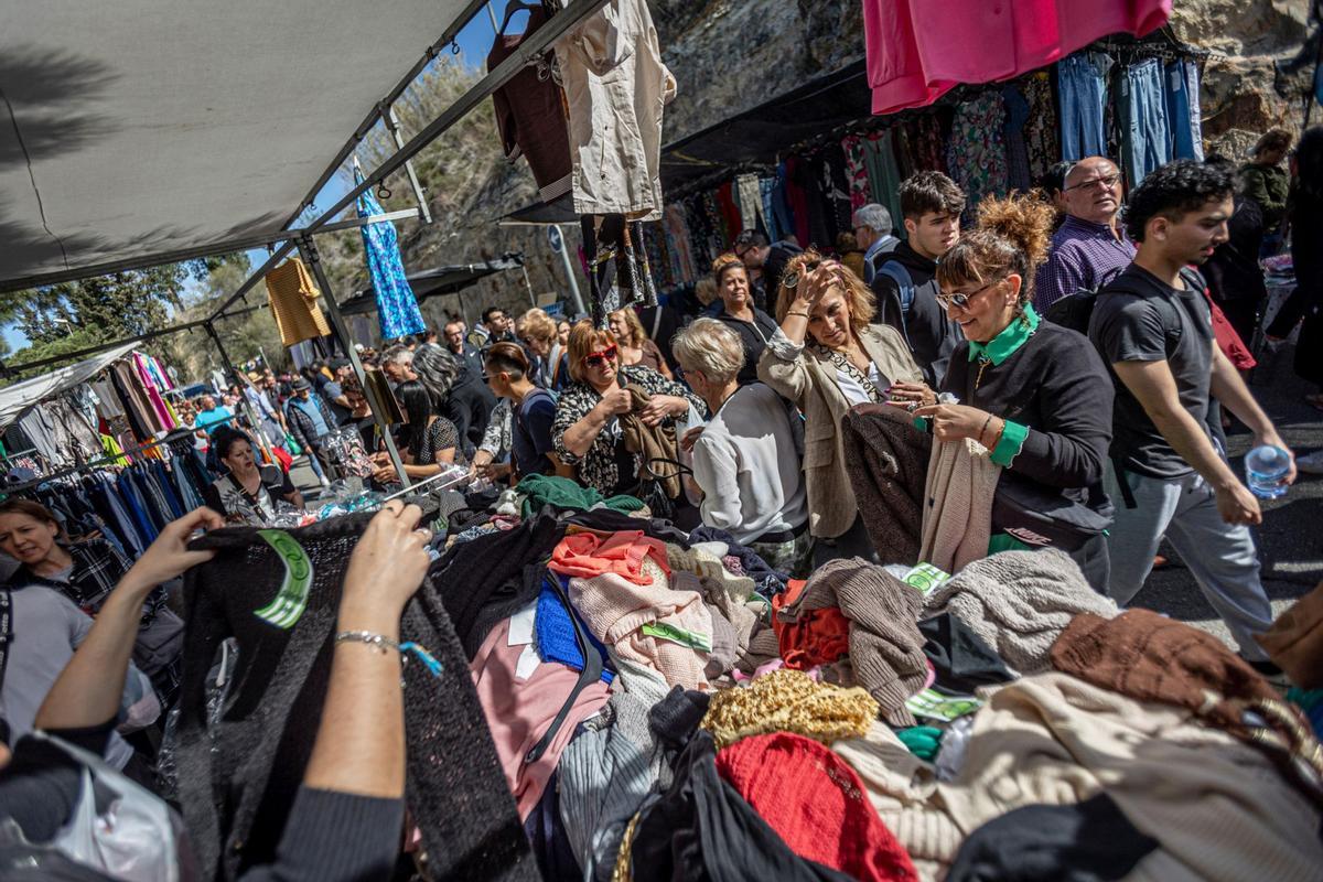 El histórico mercado ambulante inicia un exilio temporal: las obras de reforma del barrio exigen dejar libres las calles del Acer, de la Metal·lúrgia y del Crom, donde los puestos comerciales llevaban más de 50 años asentados. La nueva ubicación es desde el cruce de la calle de los Ferrocarrils Catalans con calle Foc hasta el cruce de la calle de la Mare de Déu de Port con el de calle Motors.