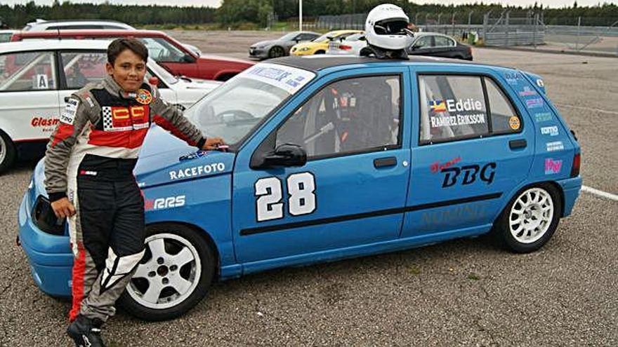 Eddie Ramírez, junto al Renault Clio con el que venció en las series de resistencia en Suecia.