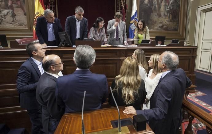 Pleno en el Parlamento de Canarias