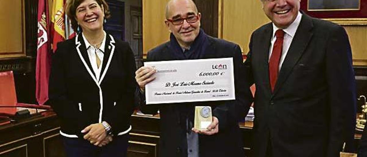 Luis Moreno, con la concejala de Cultura y el alcalde de León.