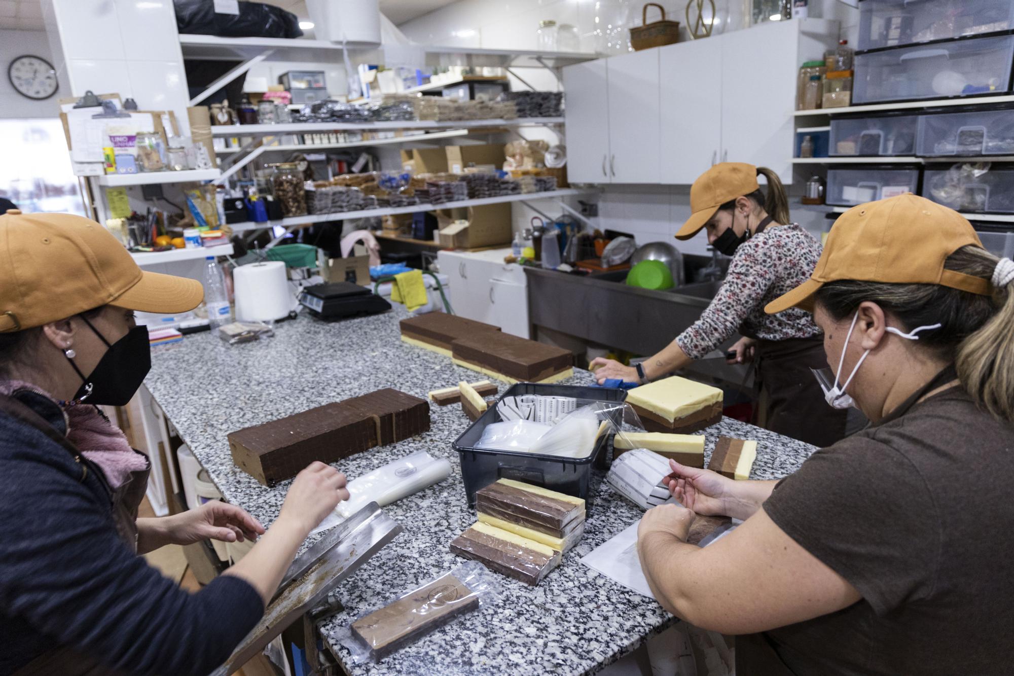 Así se hace el turrón artesanal de Casinos que se hereda entre generaciones