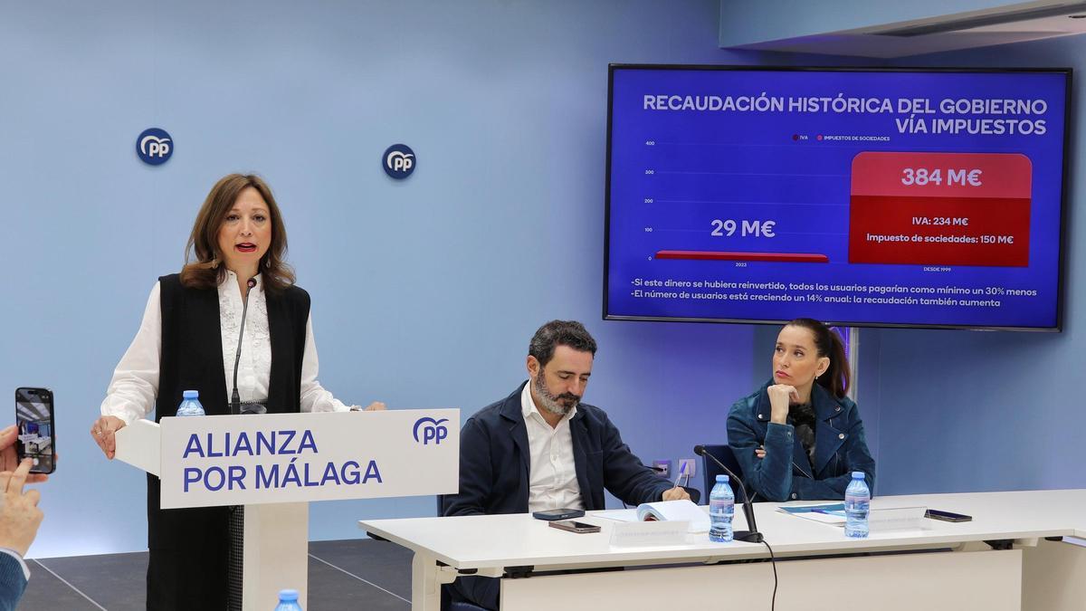 Patricia Navarro interpreta el informe acompañada por José Ramón Carmona y Elisa Pérez de Siles.