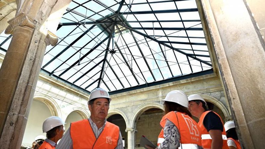El gran lucernario en forma de pirámide llama la atención e inunda de luz natural el edificio. | // R. VÁZQUEZ