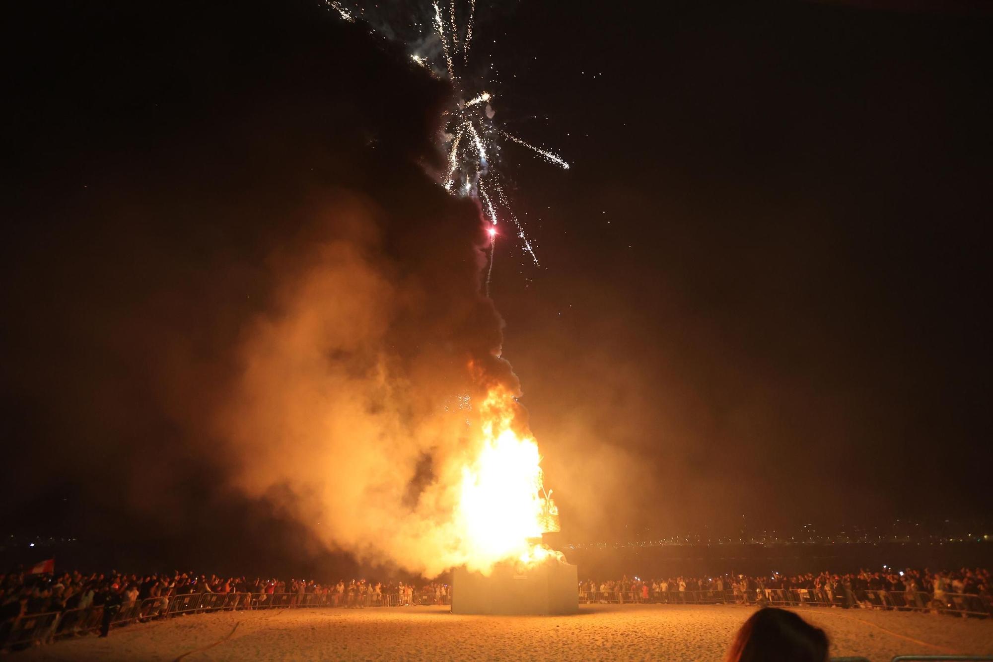 Arde la falla del San Juan de A Coruña con Dépor, Leyma y Luisa Villalta como protagonistas