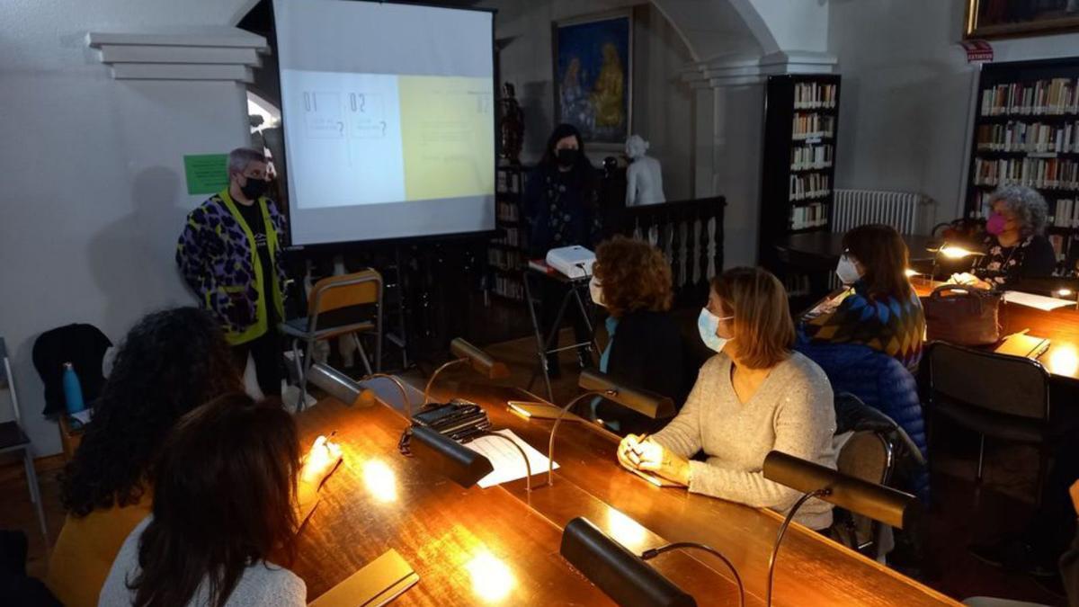 Participantes en el taller de escritura celebrado en la Biblioteca. | M. J. C.