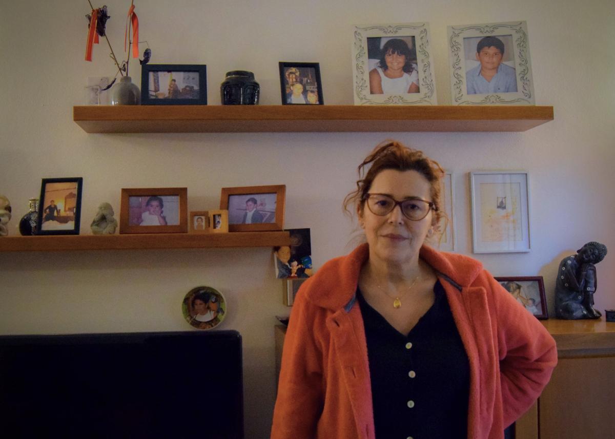 Pilar, exalcohólica, en su casa de Barcelona