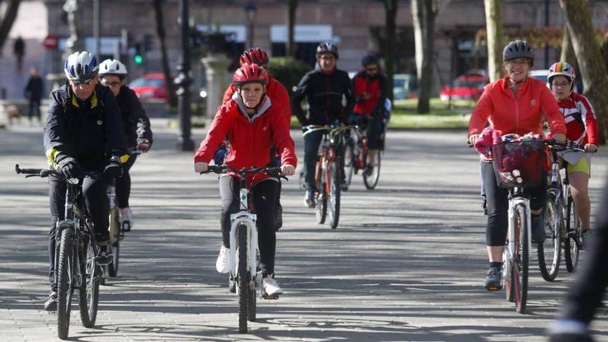 Baches y maleza en el único carril bici abierto en Avilés, el que bordea la ría