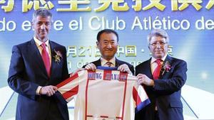 Wang Jianlin, presidente del grupo Wanda, sostiene una camiseta del Atlético de Madrid entre el director general, Miguel Ángel Gil, y el presidente, Enrique Cerezo, tras comprar un 20% del club por 45 millones de euros.