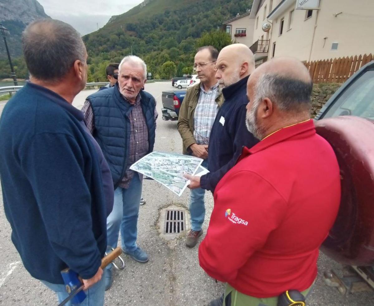 El alcalde de Caso, segundo por la izquierda, con los responsables de la obra, ayer en Tanes. | D. O.