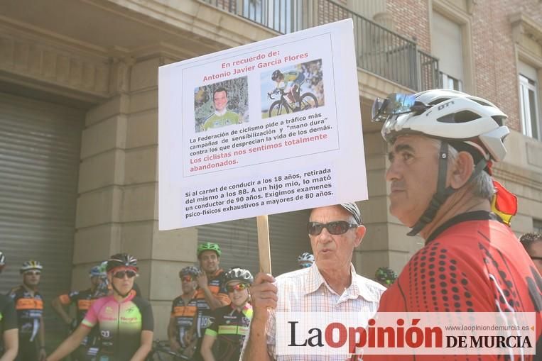 Concentración por la seguridad de los ciclistas