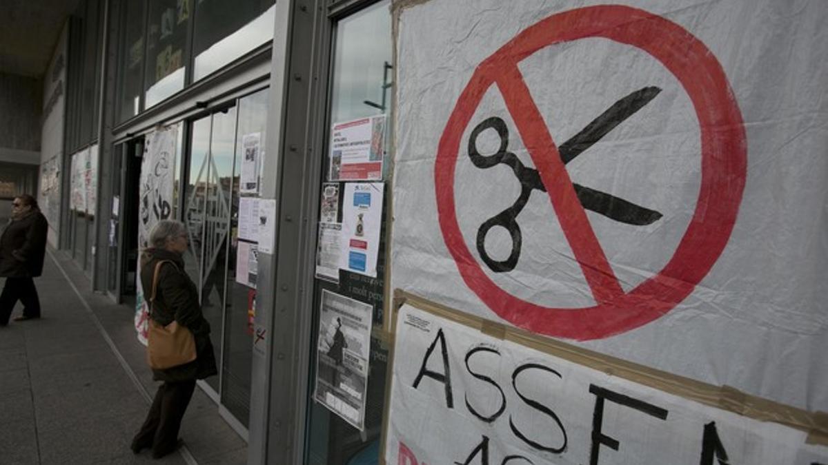 Un cartel en protesta por los recortes en la sanidad pública, en el Hospital de Sant Pau.