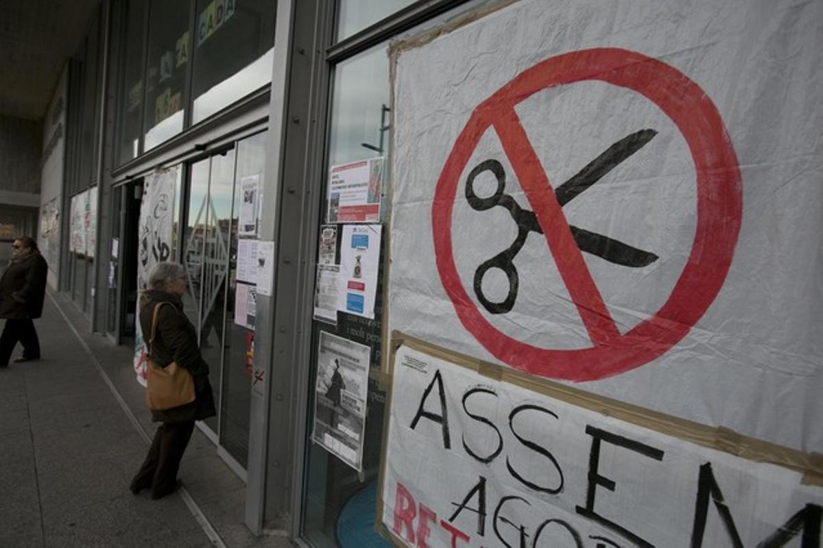 Un cartel en protesta por los recortes en la sanidad pública, en el Hospital de Sant Pau. 