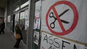 Un cartel en protesta por los recortes en la sanidad pública, en el Hospital de Sant Pau. 