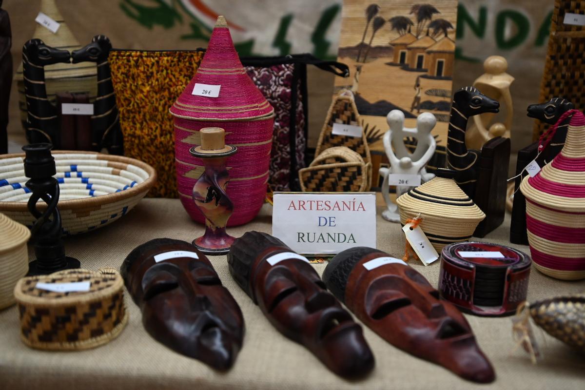 Una de las mesas con artesanía de Ruanda.