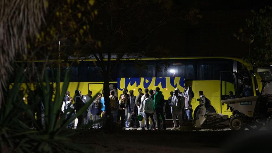 Migrantes llegando al Hospital Naval de Cartagena, donde se ha establecido un campamento. | LOYOLA PÉREZ DE VILLEGAS