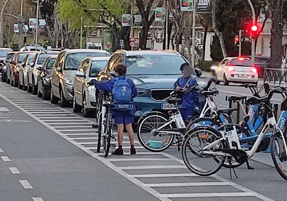 Niños cogiendo bicis sueltas de Bicimad