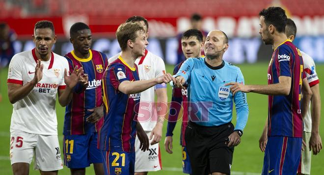 Los jugadores del FC Barcelona protestan al árbitro Mateu Lahoz durante el partido de ida de Copa del Rey entre el Sevilla y el FC Barcelona disputado en el Sánchez Pizjuan.