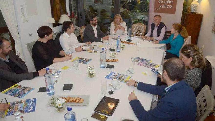 Reunión con los turoperadores polacos en la Quinta de San Amaro, en Meaño. // Noé Parga